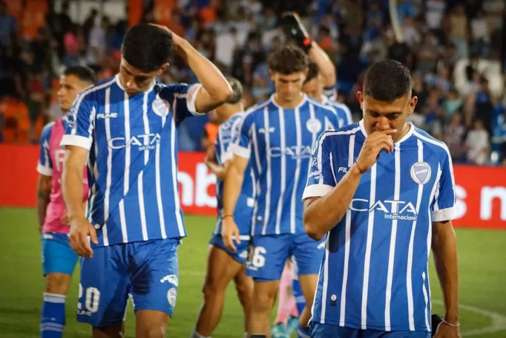 Jugadores de Godoy Cruz cabizbajos.