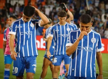 Jugadores de Godoy Cruz cabizbajos.