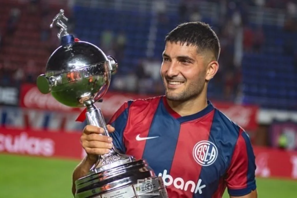 Nicolás Blandi levanta la Copa Libertadores de América con la camiseta de San Lorenzo de Almagro.