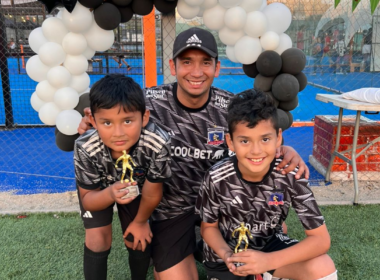 Sebastián Toro con sus hijos y la camiseta de Colo-Colo