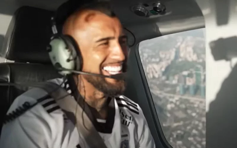 Arturo Vidal sonriendo y viajando en helicóptero