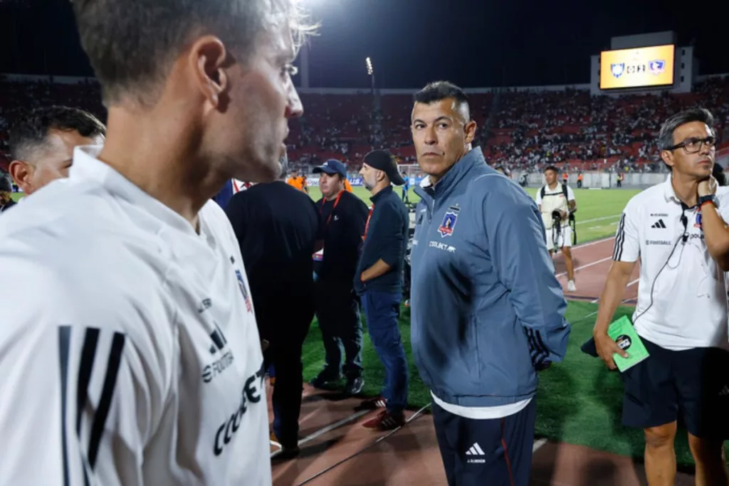 Jorge Almirón junto a sus colaboradores en a cancha.