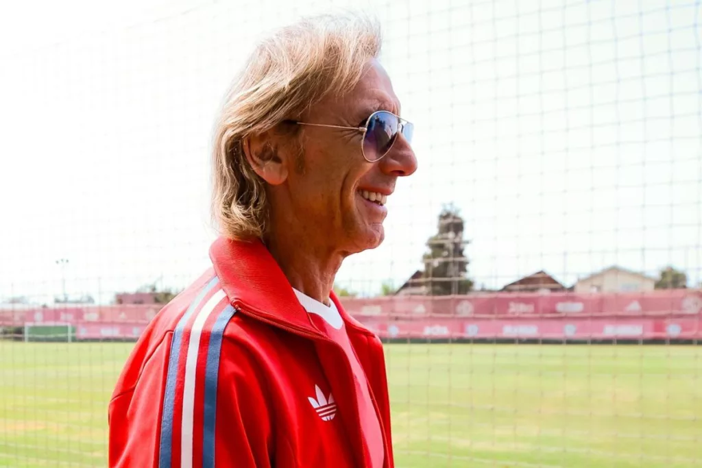 Ricardo Gareca de perfil con una sonrisa