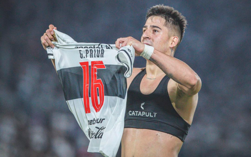Guillermo Paiva alza su camiseta y se la muestra a los hinchas de Olimpia tras anotar un gol con el elenco paraguayo.