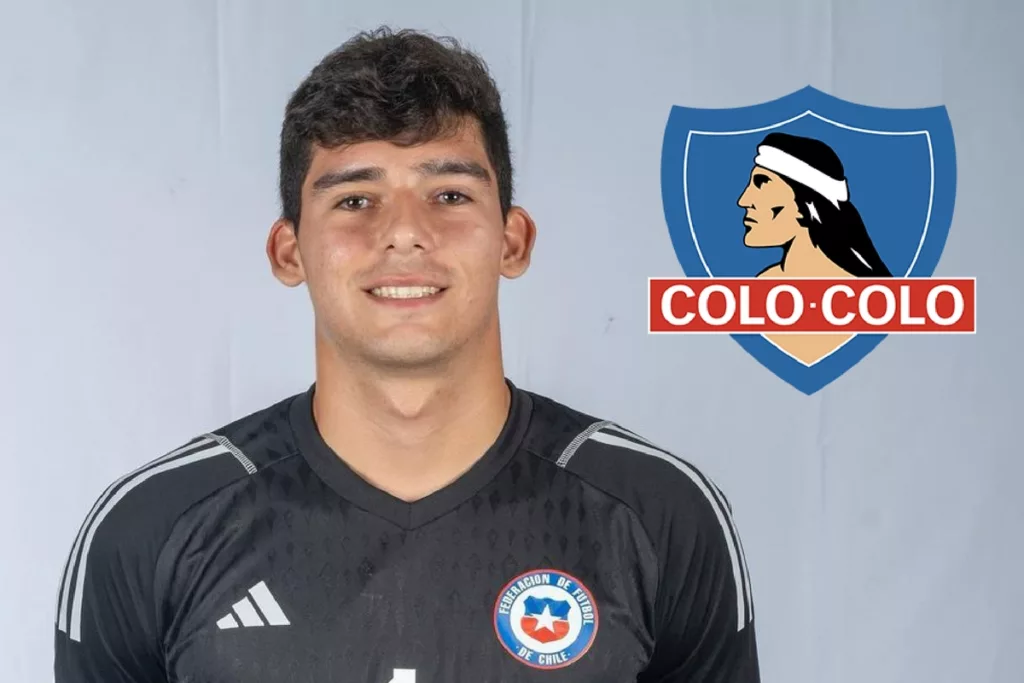 Vicente Reyes sonriendo en una sesión de fotos con la camiseta de la Selección Chilena, mientras que a mano derecha aparece el logo de Colo-Colo incrustado en la imagen.