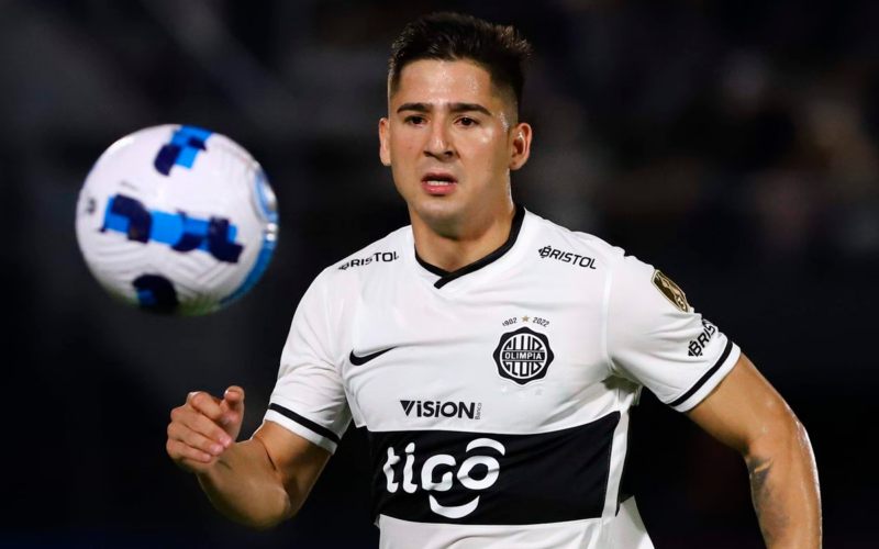 Guillermo Paiva con la mirada fija en el balón mientras defiende la camiseta de Olimpia de Pararaguay.