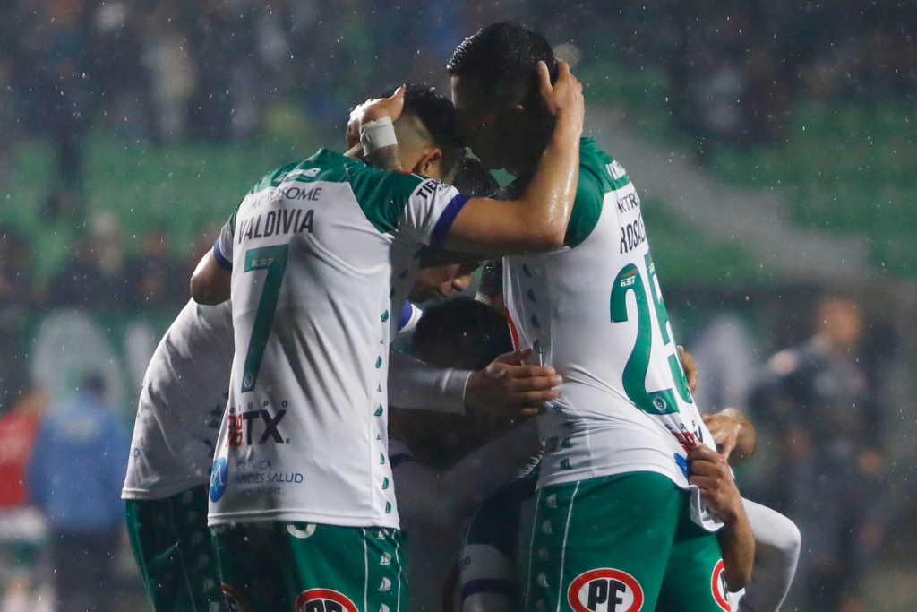 Jugadores de Deportes Puerto Montt se abrazan y celebra un gol durante la temporada 2022.