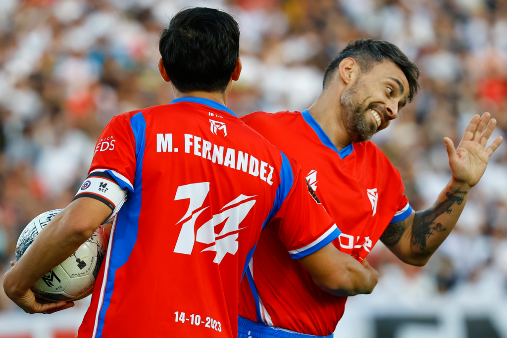 Jorge Valdivia y Matías Fernández se abrazan en plena despedida del "14 de los blancos" del fútbol profesional.