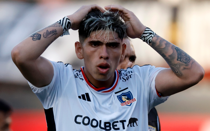 Carlos Palacios se toma la cabeza y evidencia una cara de preocupación en pleno partido de Colo-Colo durante la temporada 2024.