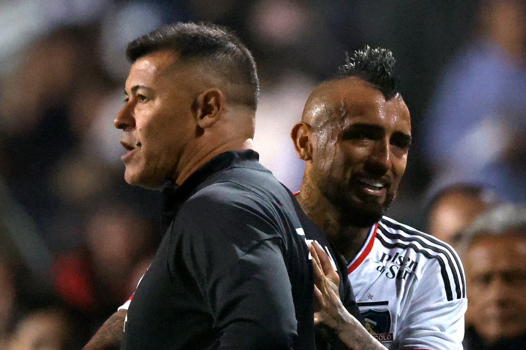 Arturo Vidal abraza a Jorge Almirón y sonríe en pleno partido con la camiseta de Colo-Colo durante la temporada 2024.