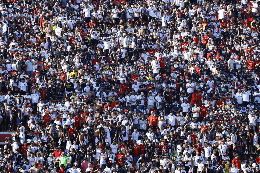 Hinchas de Colo-Colo apostados en el sector norte del Estadio Nacional durante la Supercopa 2024 ante Huachipato.