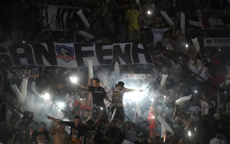 Hinchas de Colo-Colo encienden luces para darle la bienvenida al equipo en la antesala del duelo ante Godoy Cruz por la fase 2 de Copa Libertadores 2024 en el Estadio Malvinas Argentinas.