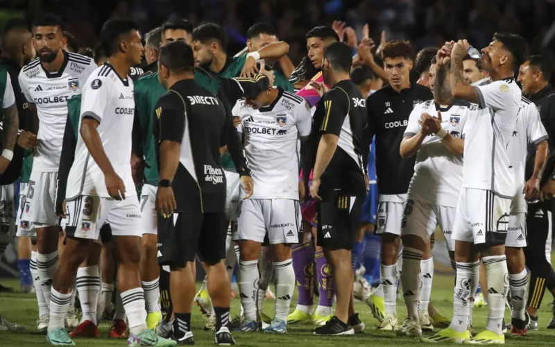 Futbolistas de Colo-Colo se abrazan y saludan tras el triunfo 1-0 sobre Godoy Cruz en el Estadio Malvinas Argentinas.