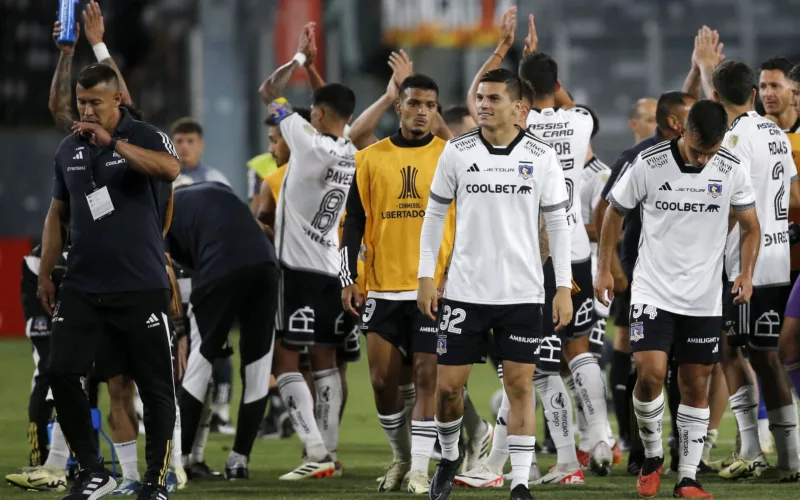 Futbolistas de Colo-Colo festejando en la cancha