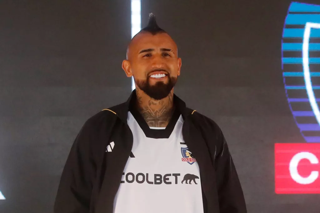 Arturo Vidal durante la presentación de la nueva camiseta de Colo-Colo en el Estadio Monumental.