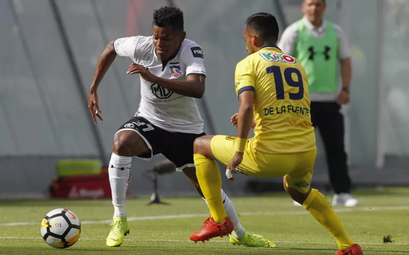 Alexander Bolaños jugando con la camiseta de Colo-Colo frente a la Universidad de Concepción