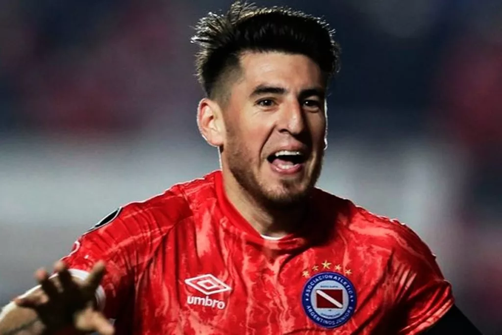 Primer plano a Lucas Villalba con camiseta de Argentinos Juniors.