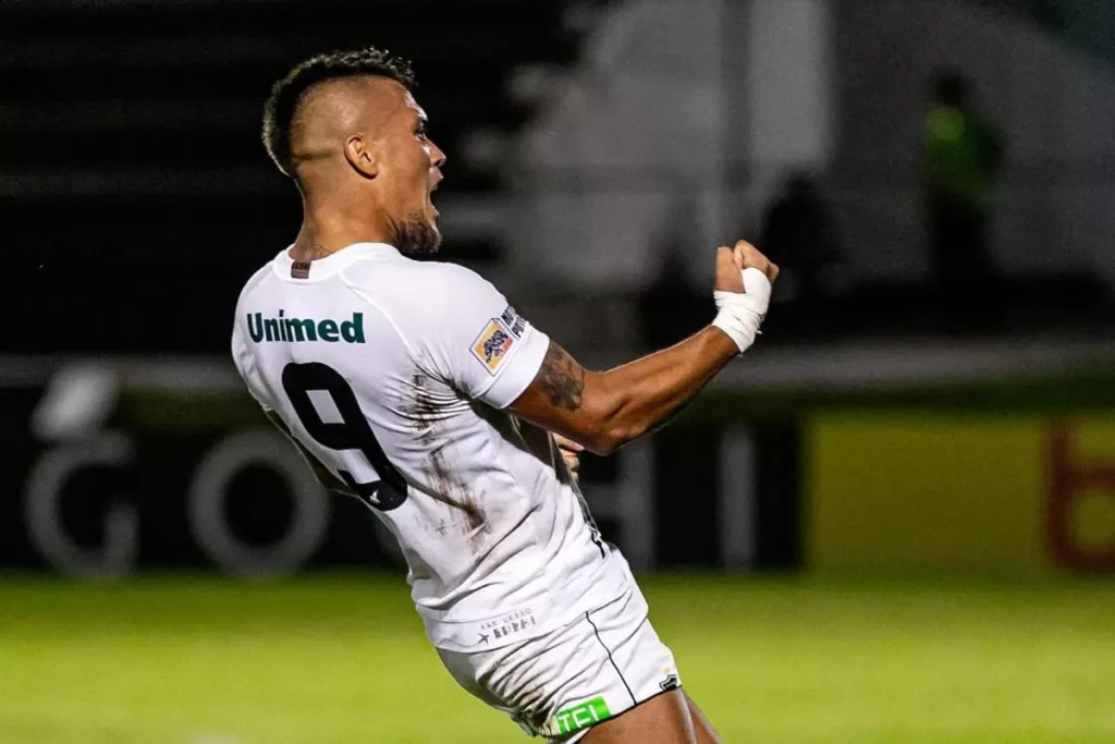 Foto desde un costado de Javier Parraguez celebrando un gol con la camiseta de ABC FC.