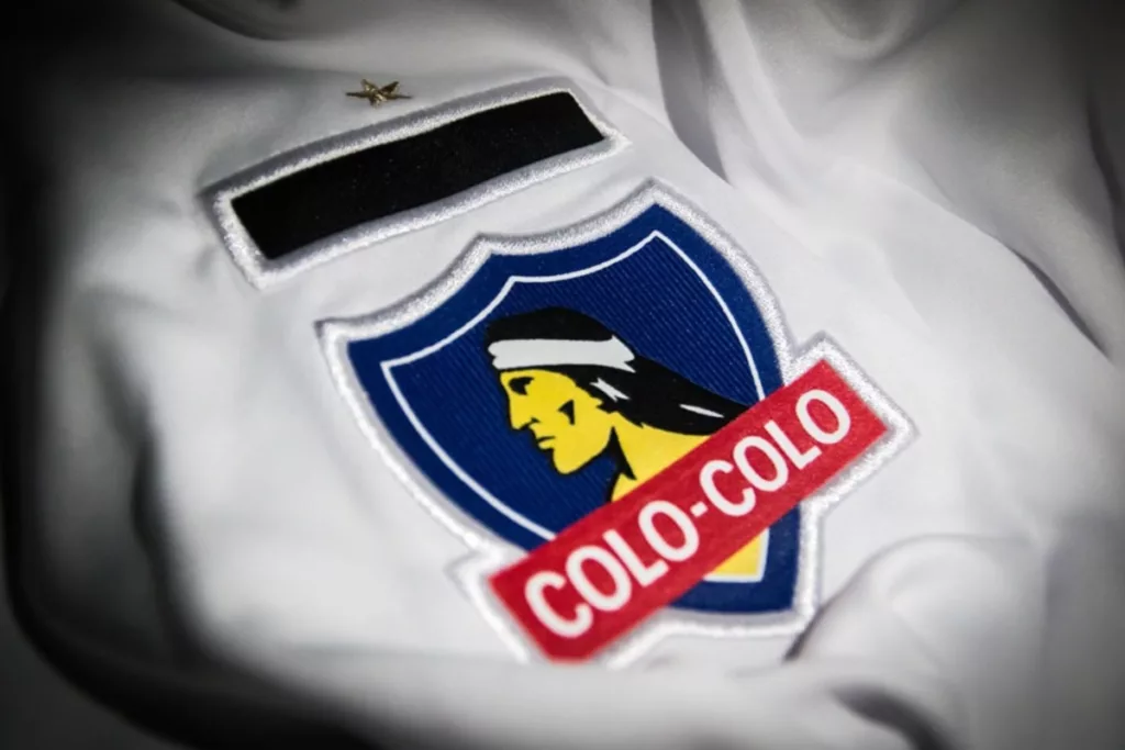 Escudo Colo-Colo en camiseta.