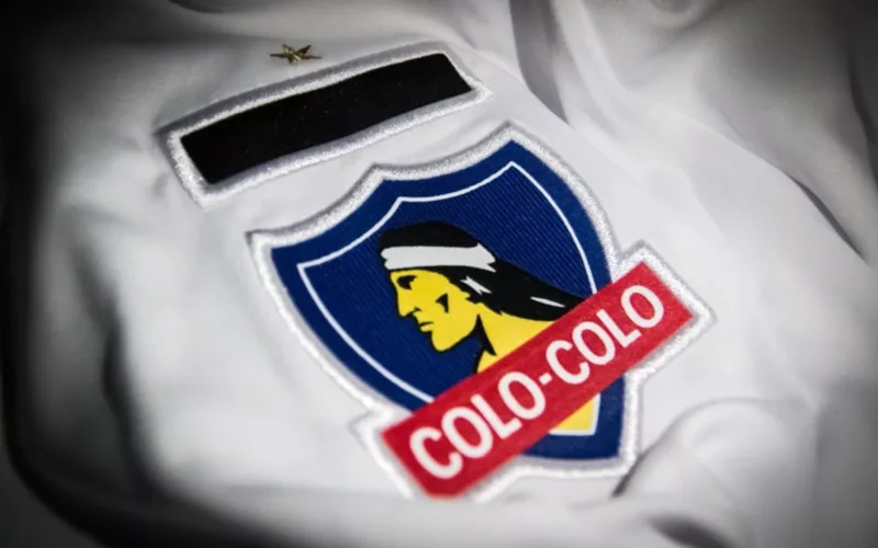 Escudo Colo-Colo en camiseta.