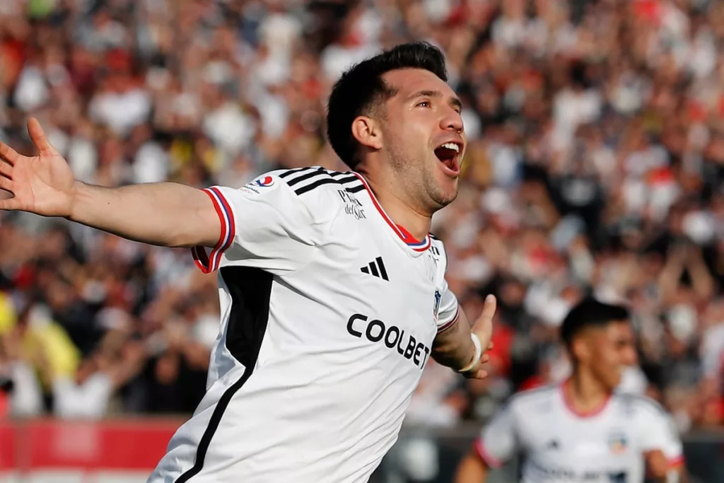 César Fuentes celebrando un gol con Colo-Colo en el Estadio Monumental.