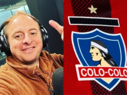 Primer plano a Jorge Coke Hevia con un micrófono de radio y el escudo de Colo-Colo.