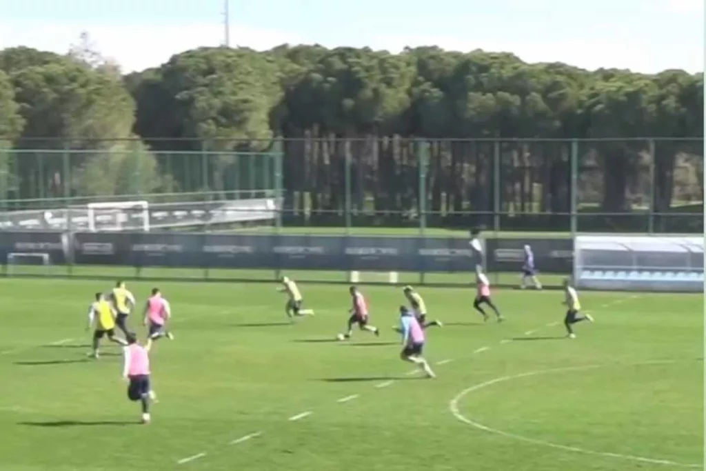 Captura de pantalla a una jugada de Jordhy Thompson en pleno entrenamiento con sus compañeros de Orenburg FC.