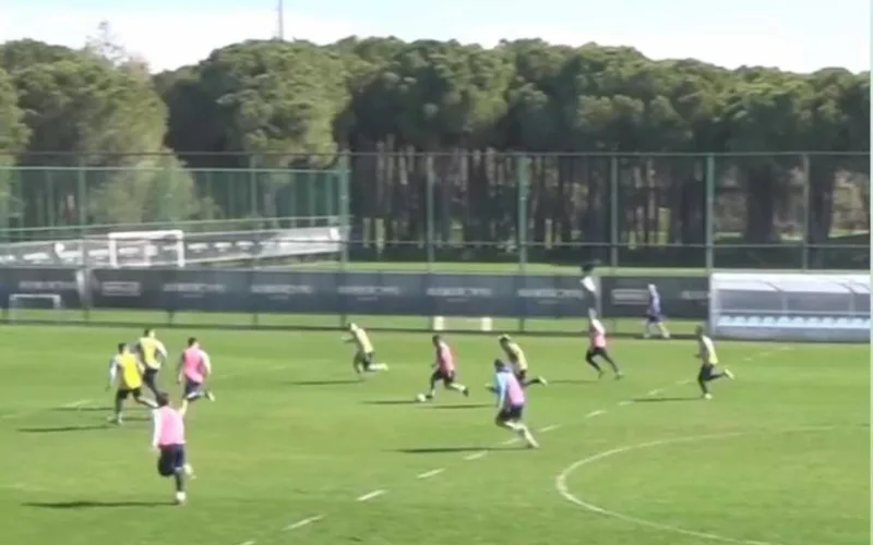 Captura de pantalla a una jugada de Jordhy Thompson en pleno entrenamiento con sus compañeros de Orenburg FC.