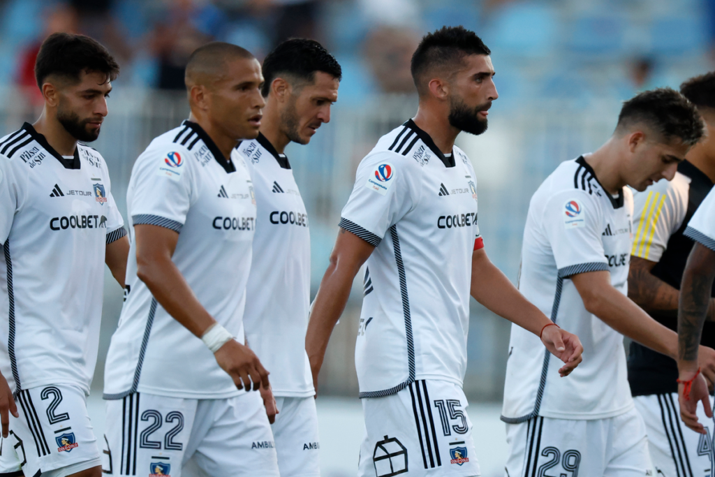 Jugadores de Colo-Colo se retiran cabizbajos del terreno de juego tras perder por 1-0 ante O'Higgins por la segunda fecha del Campeonato Nacional 2024.