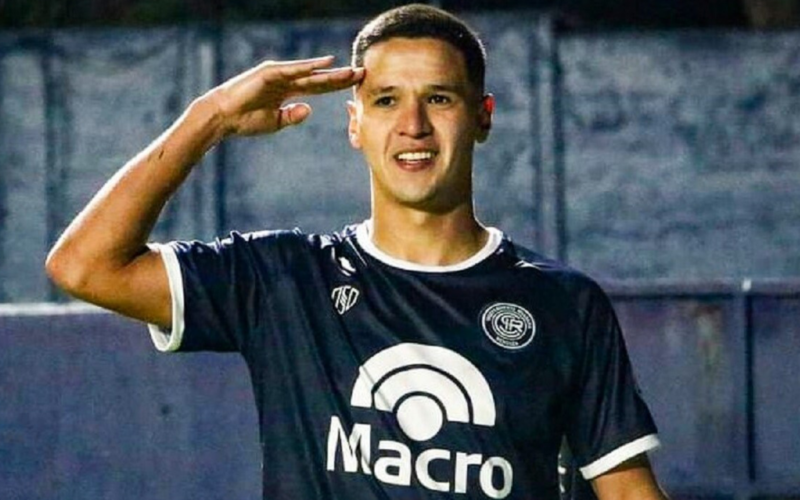 Alex Arce celebra un gol con la camiseta de Independiente Rivadavia durante la temporada 2023.