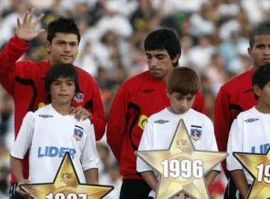 Yerson Opazo levanta su mano en plena presentación con el plantel de Colo-Colo en la clásica Noche Alba.