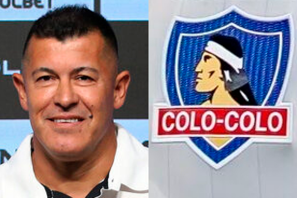 Jorge Almirón sonriendo ante las cámaras a mano izquierda de la imagen, mientras que en el sector derecho se puede observar el escudo de Colo-Colo.