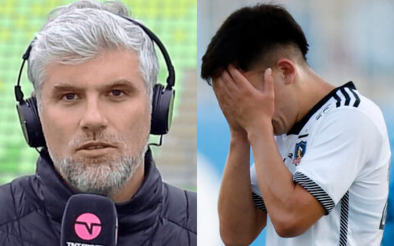 Manuel de Tezanos con cara de seriedad con el micrófono de TNT Sports, mientras que a mano derecha un jugador de Colo-Colo se toma el rostro en clara señal de lamento.