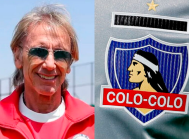 Primer plano al rostro sonriente de Ricardo Gareca, entrenador de la Selección Chilena desde la temporada 2024. Por su parte, a mano derecha aparece el escudo de Colo-Colo.
