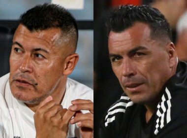 Primer plano a los rostros pensativos de Jorge Almirón y Esteban Paredes, entrenador de Colo-Colo durante la temporada 2024 y ex futbolista profesional, respectivamente.