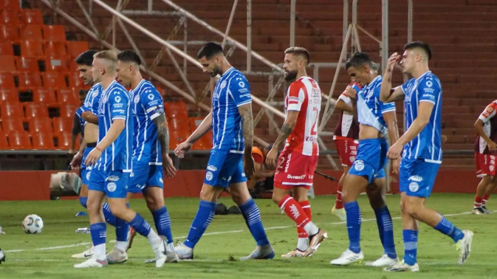 Futbolistas de Godoy Cruz se retiran cabizbajos del terreno de juego tras empatar 0-0 ante Club Atlético Unión durante la temporada 2024.