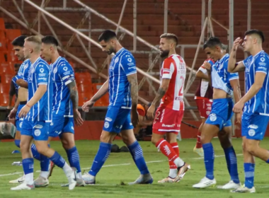 Futbolistas de Godoy Cruz se retiran cabizbajos del terreno de juego tras empatar 0-0 ante Club Atlético Unión durante la temporada 2024.