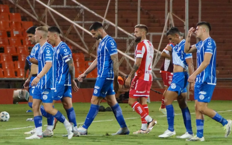 Futbolistas de Godoy Cruz se retiran cabizbajos del terreno de juego tras empatar 0-0 ante Club Atlético Unión durante la temporada 2024.