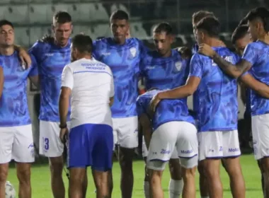 Futbolistas de Godoy Cruz se abrazan antes de enfrentar un partido de la liga profesional de Argentina en 2024.