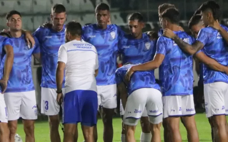 Futbolistas de Godoy Cruz se abrazan antes de enfrentar un partido de la liga profesional de Argentina en 2024.