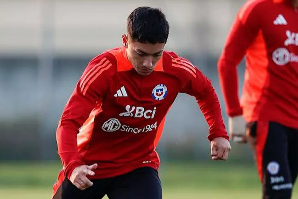 Cristián Zavala con los brazos abiertos y la mirada baja en pleno entrenamiento con la Selección Chilena durante la temporada 2024.