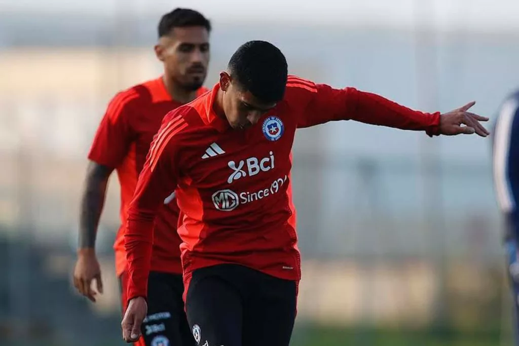 Esteban Pavez en pleno entrenamiento con la Selección Chilena durante la temporada 2024.