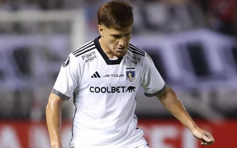 Leonardo Gil jugando un partido por Colo-Colo.