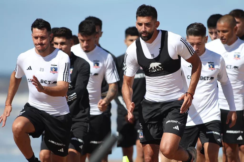 Jugadores de Colo-Colo entrenando en la playa.