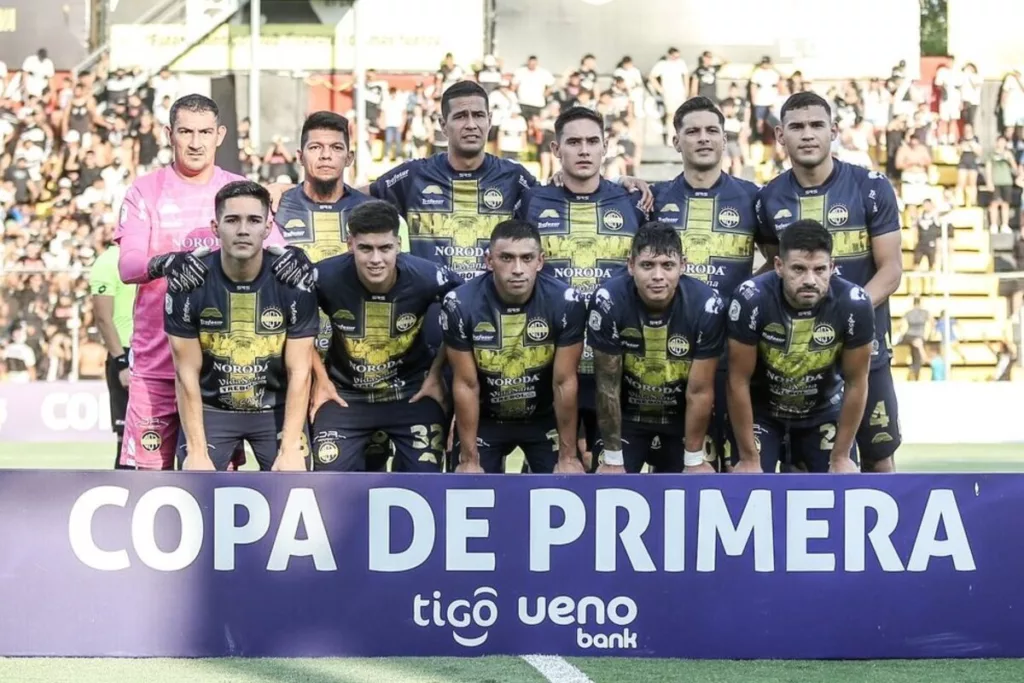 Jugadores de Sportivo Trinidense posando para una foto.