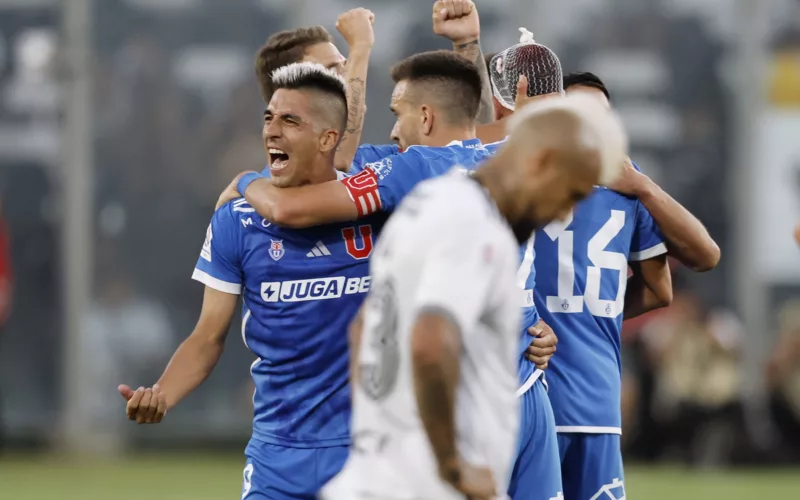 Jugadores de Universidad de Chile celebrando ante un cabizbajo Arturo Vidal.