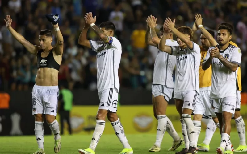 Futbolistas de Colo-Colo con los brazos levantados