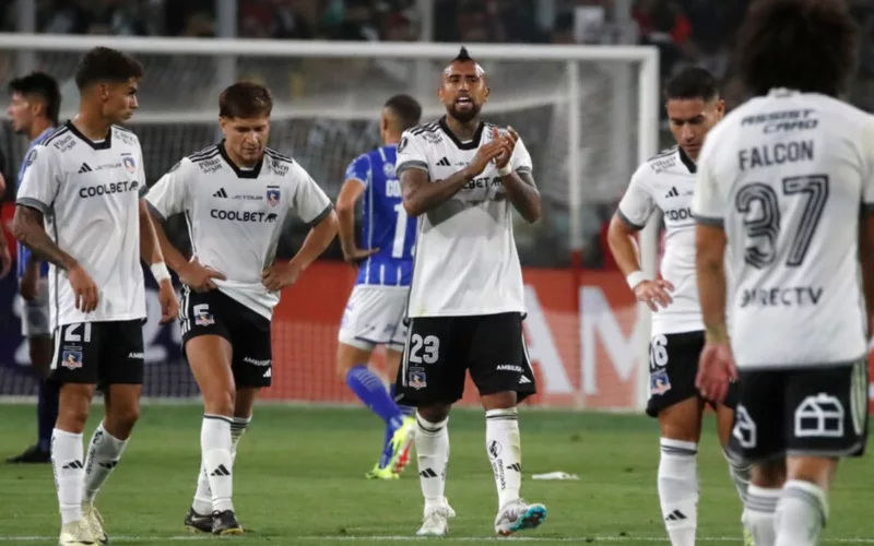 Plantel de Colo-Colo en cancha al término del partido