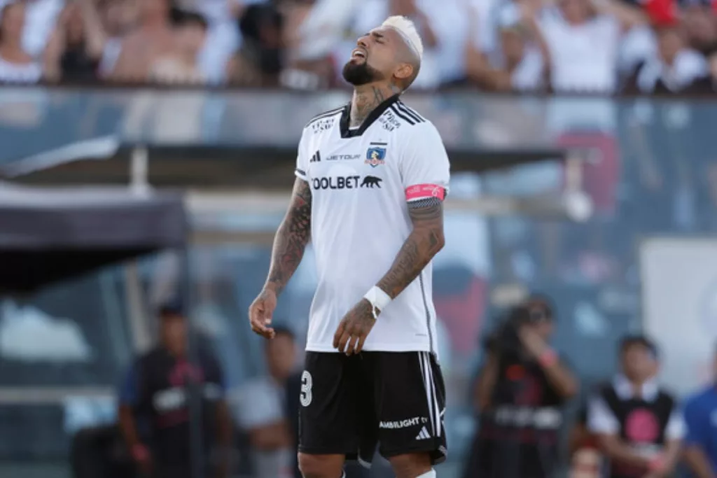 Arturo Vidal lamentándose en pleno partido de Colo-Colo