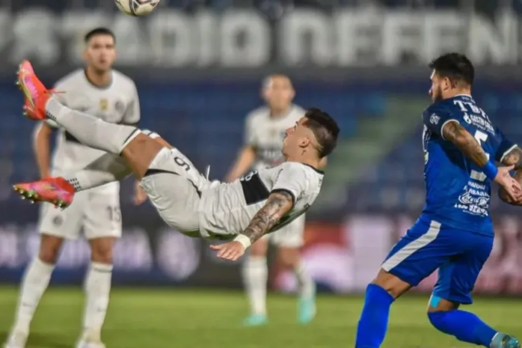 Guillermo Paiva realizando una chilena en plano partido